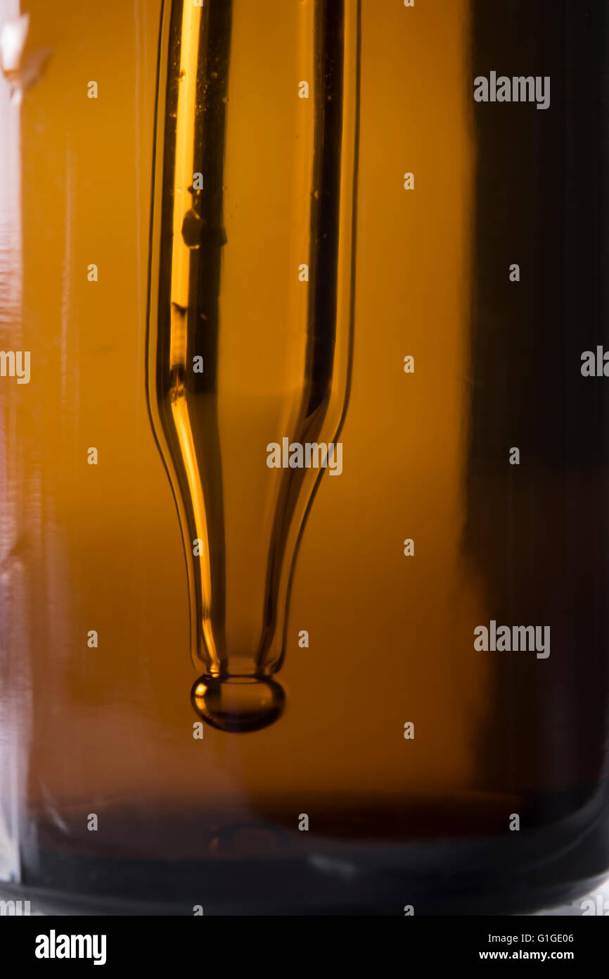 Flacon de médicaments avec compte-gouttes close up Banque D'Images