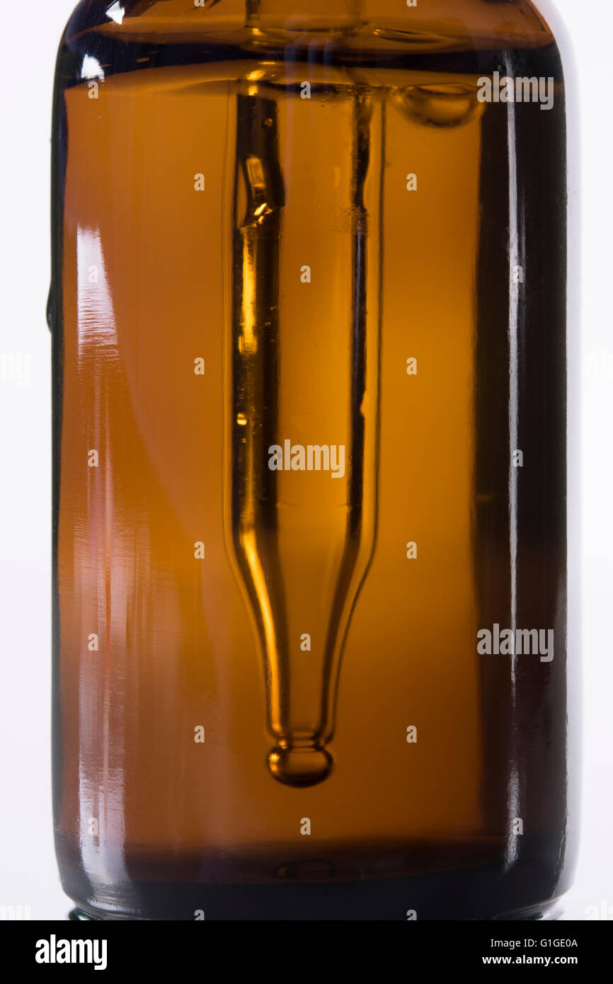 Flacon de médicaments avec compte-gouttes close up Banque D'Images