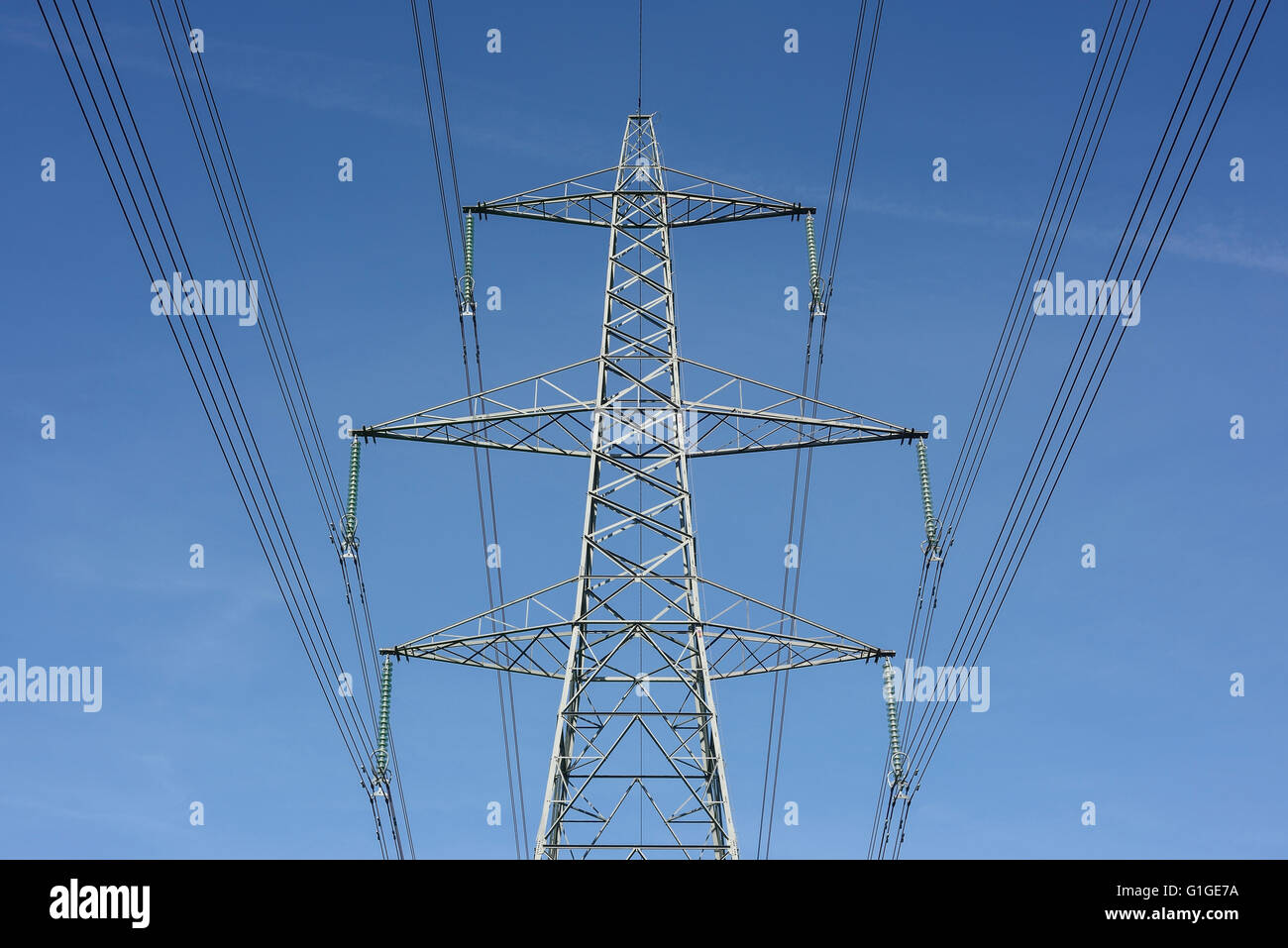Pylône de l'électricité au Royaume-Uni et un ciel bleu Banque D'Images