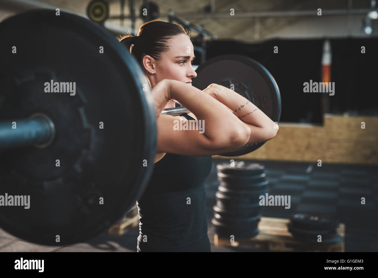 Fit young woman lifting des barres à l'accent, l'entraînement en salle de sport Banque D'Images