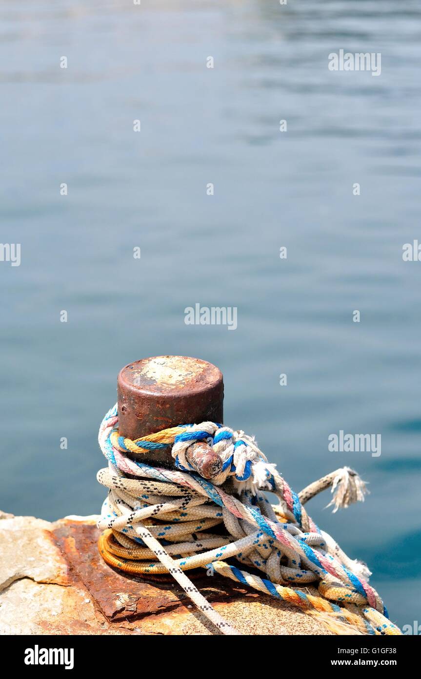 Corde sur l'amarrage d'marine bollard en port de Sukosan, Croatie. Photo verticale. L'espace dans la partie supérieure Banque D'Images