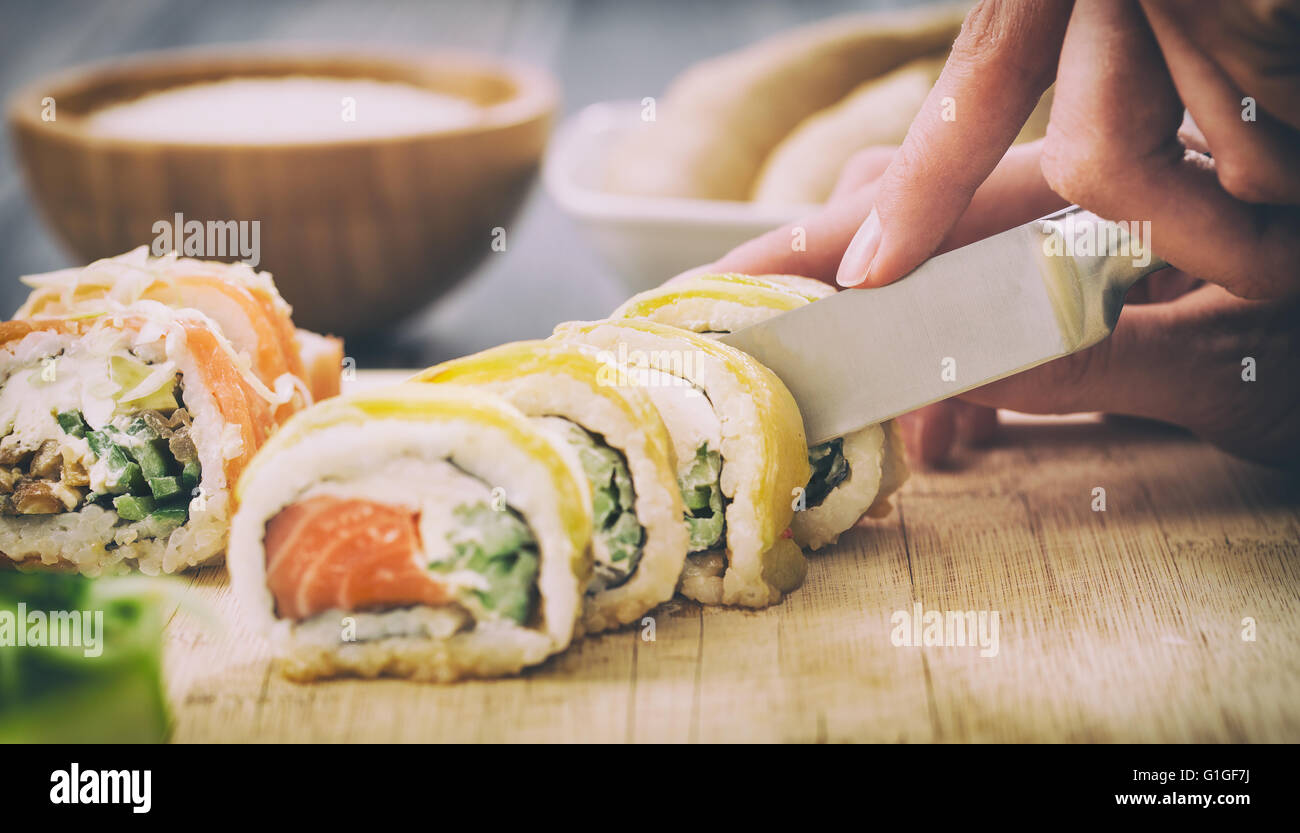 Sushi roll processus de faire des fruits de mer crus makki susi - image Banque D'Images