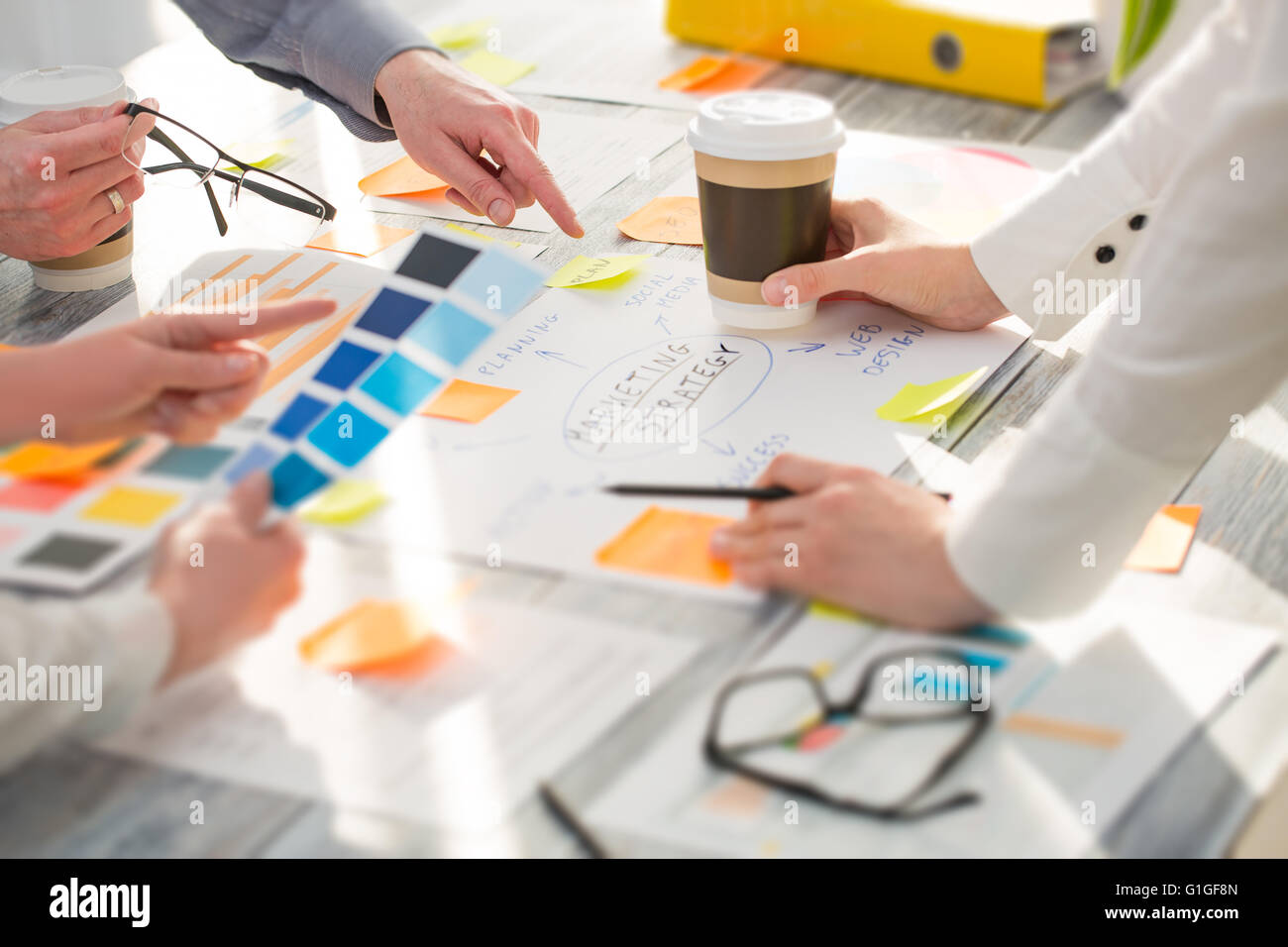 Les gens d'affaires de brainstorming Brainstorming Planification Conception Banque D'Images