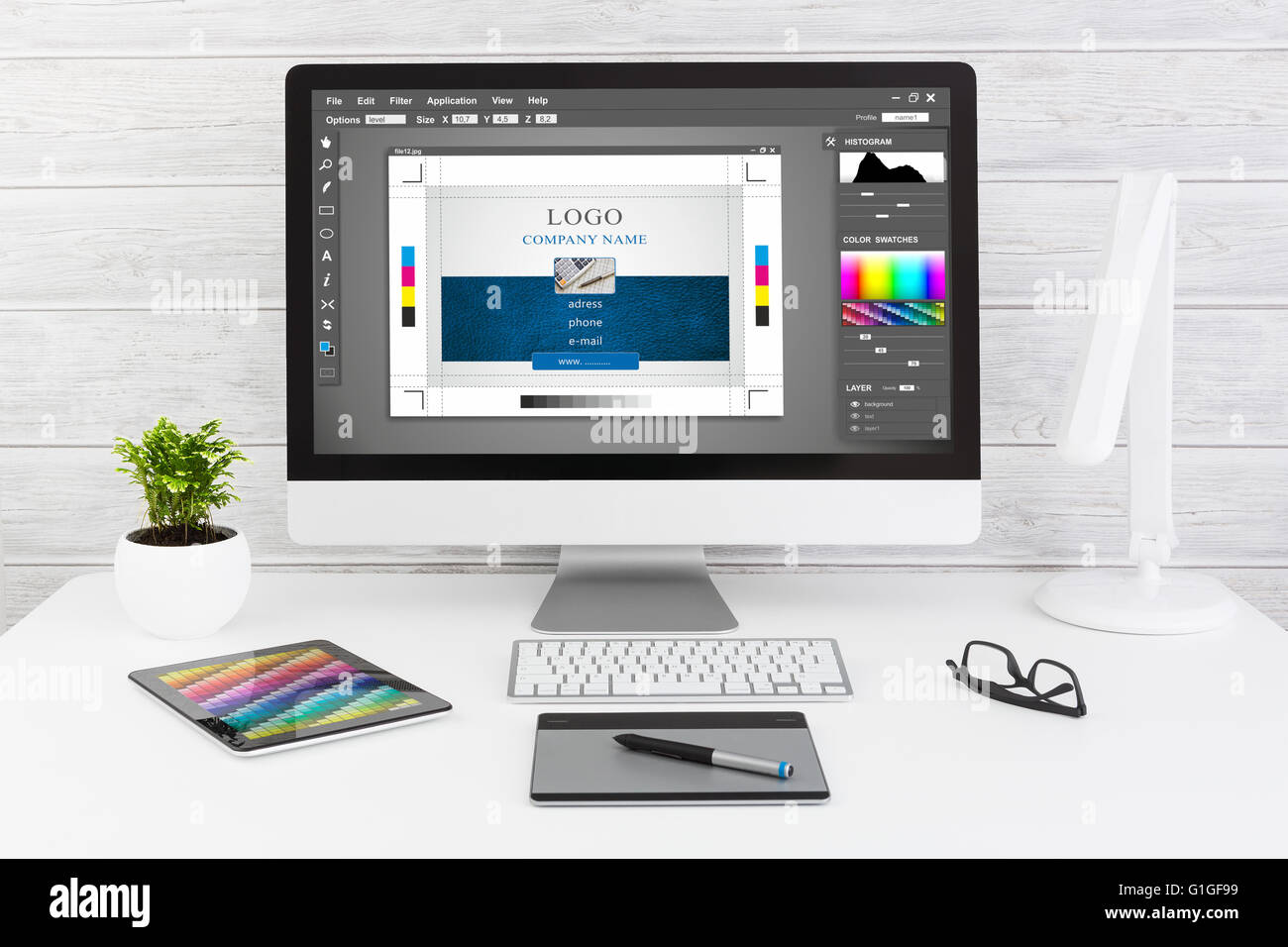 Designer graphique au travail. Des échantillons de couleur. Banque D'Images