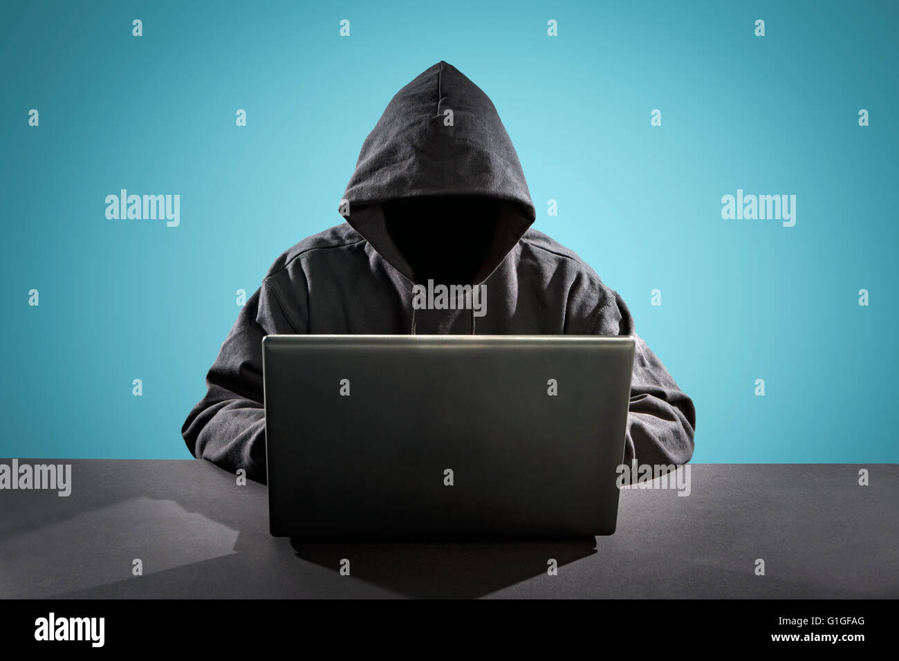 Hacker en utilisant l'ordinateur portable. Le piratage sur Internet. Banque D'Images