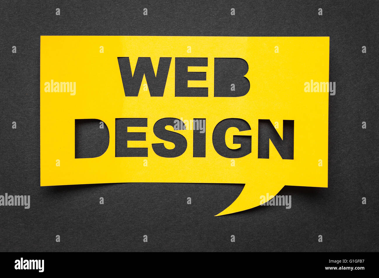 Discours de la bulle avec de l'expression 'Conception web' dans le papier. Banque D'Images