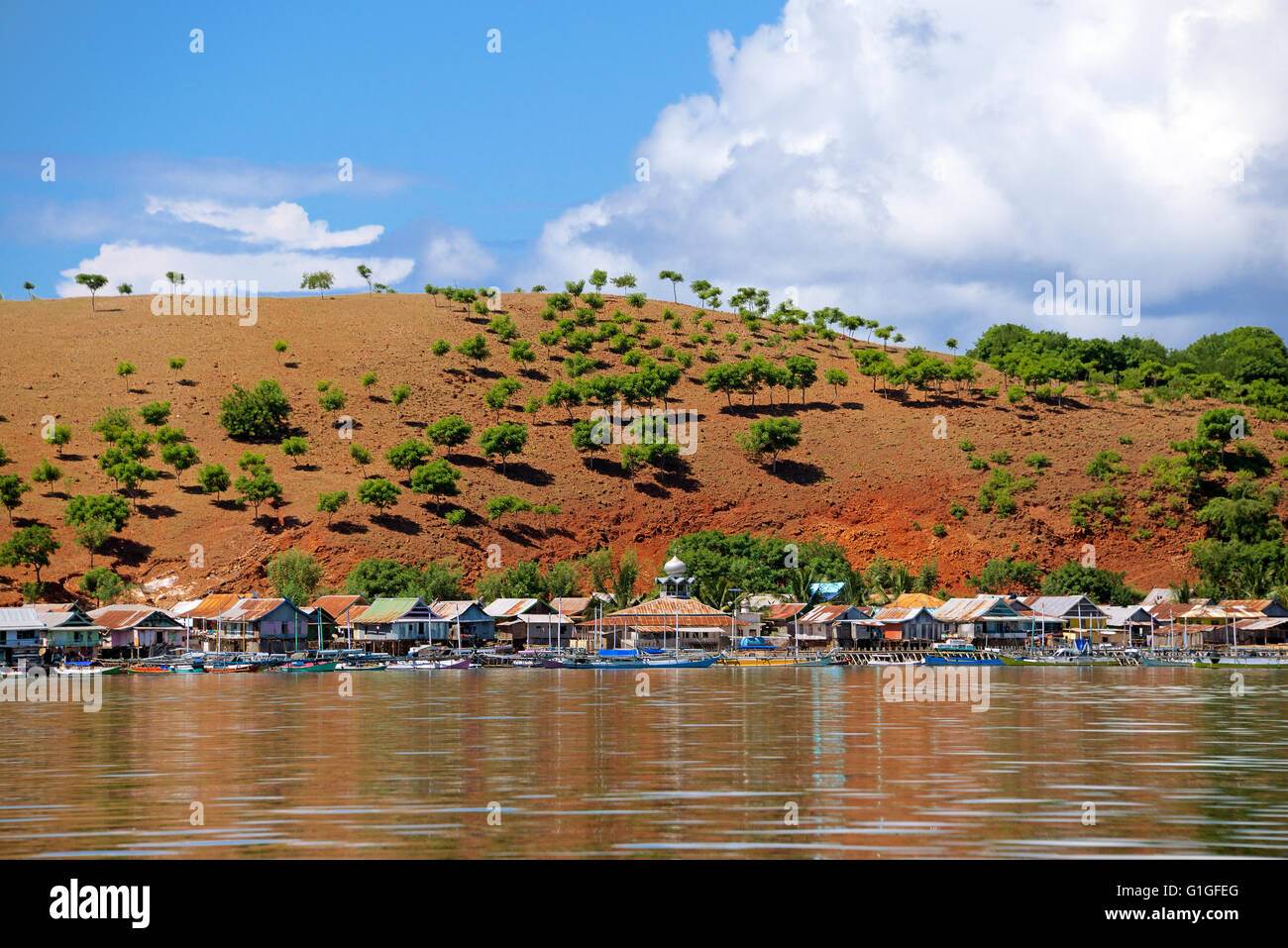 Village de pêcheurs avec de Pulau Besar mosquée Papagaren le Parc National de Komodo en Indonésie Banque D'Images