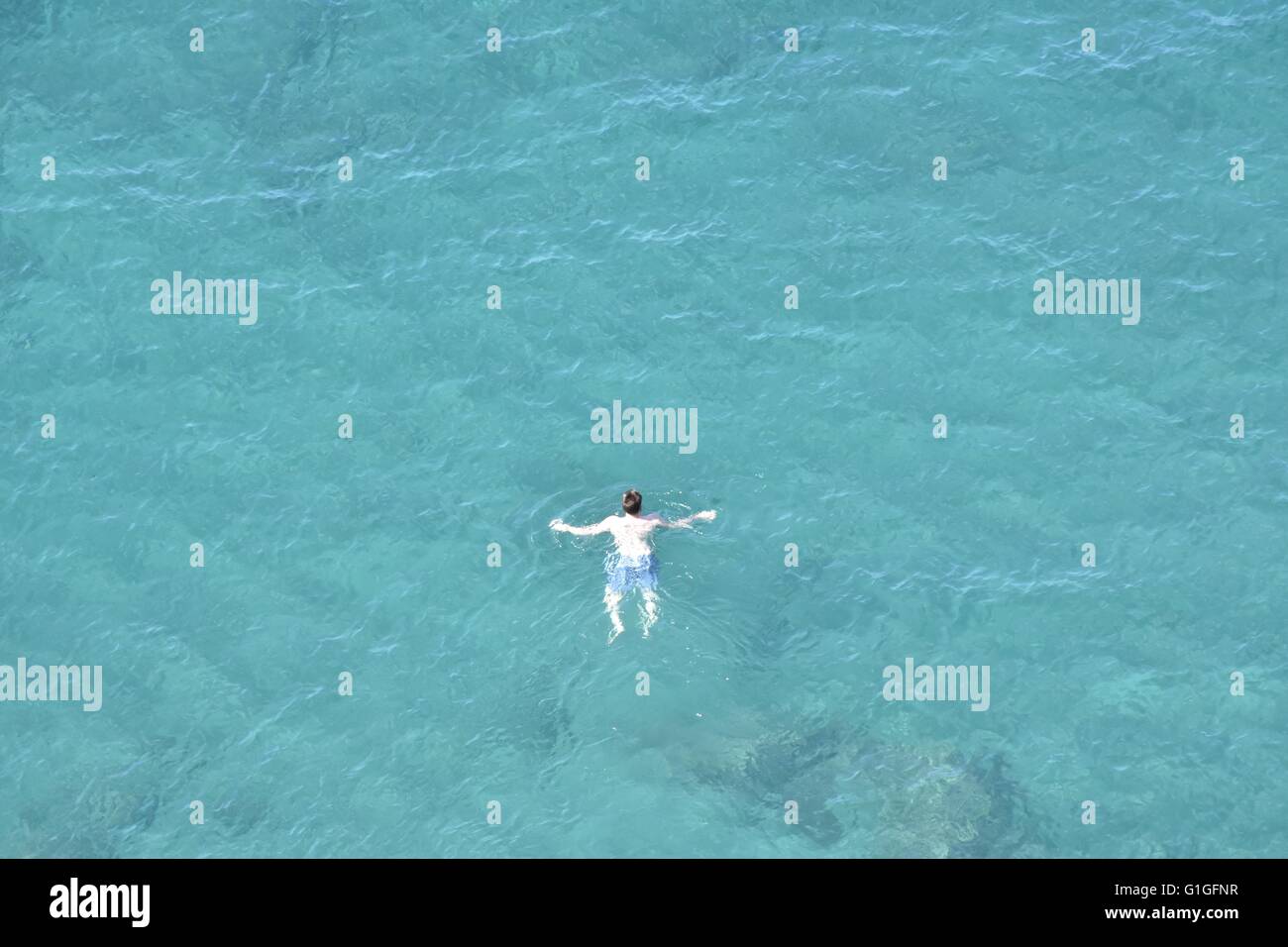 Un homme natation dans l'océan Banque D'Images