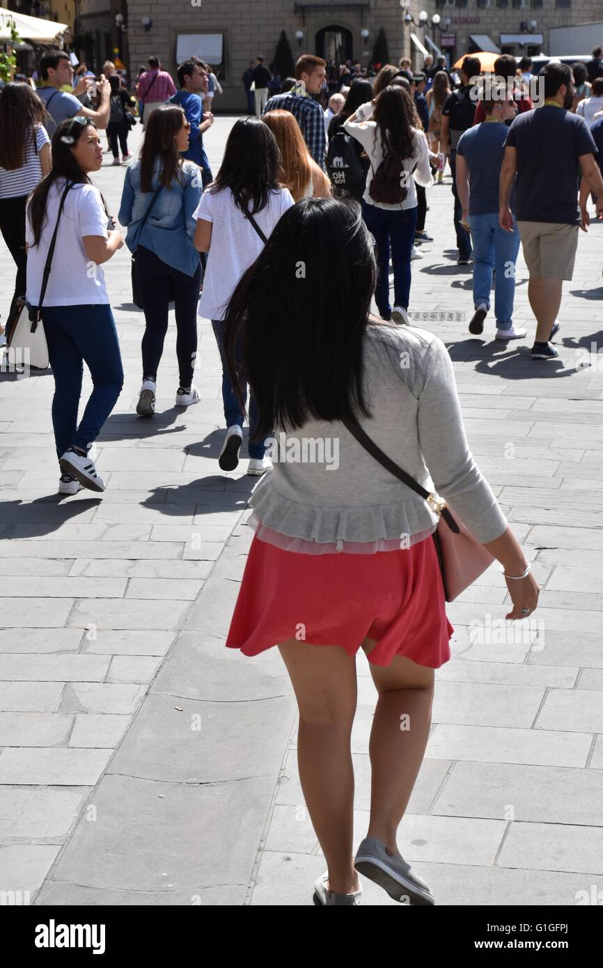 Une femme américaine d'origine asiatique dans les rues de l'Italie pendant les vacances Banque D'Images