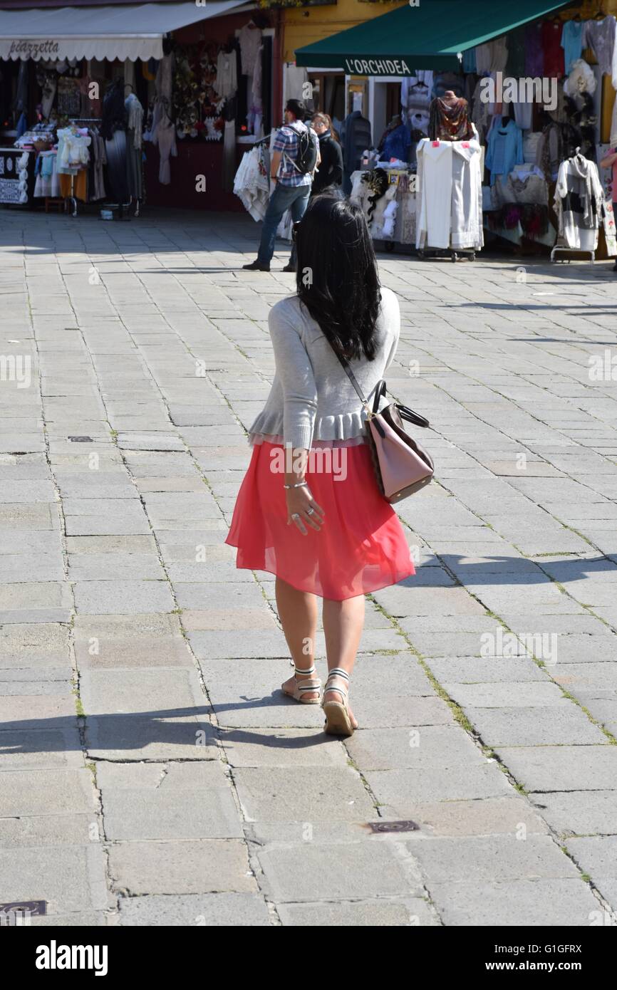 Une femme américaine d'origine asiatique dans les rues de l'Italie pendant les vacances Banque D'Images