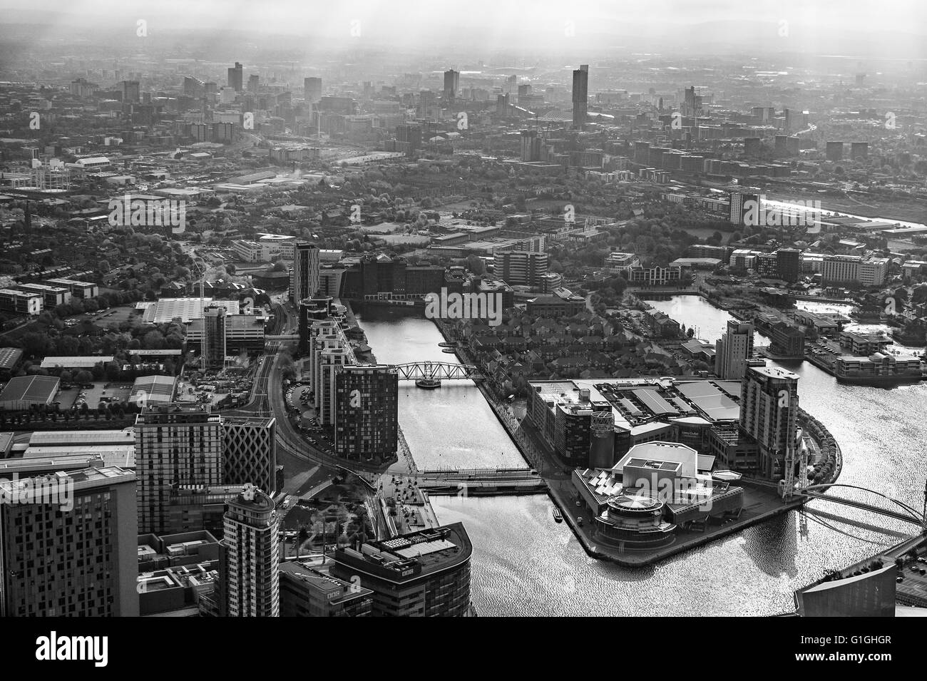 Photo aérienne de Salford Quays manchester avec au-delà de l'horizon avec les rayons du soleil Banque D'Images