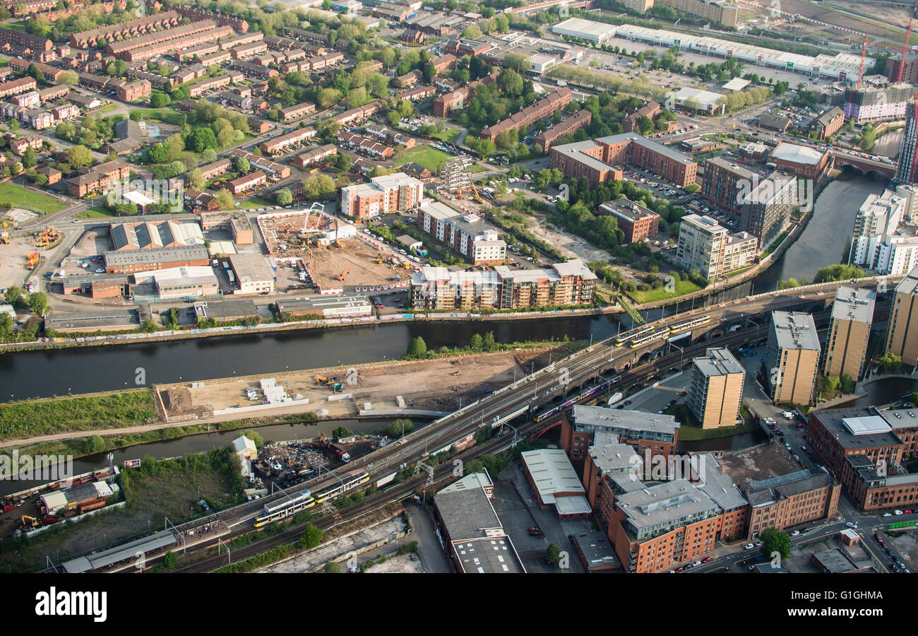 Photo aérienne de Salford à Manchester de l'ensemble de rivière Irwell, viaducs de chemin de fer et postes vacants dockland Banque D'Images