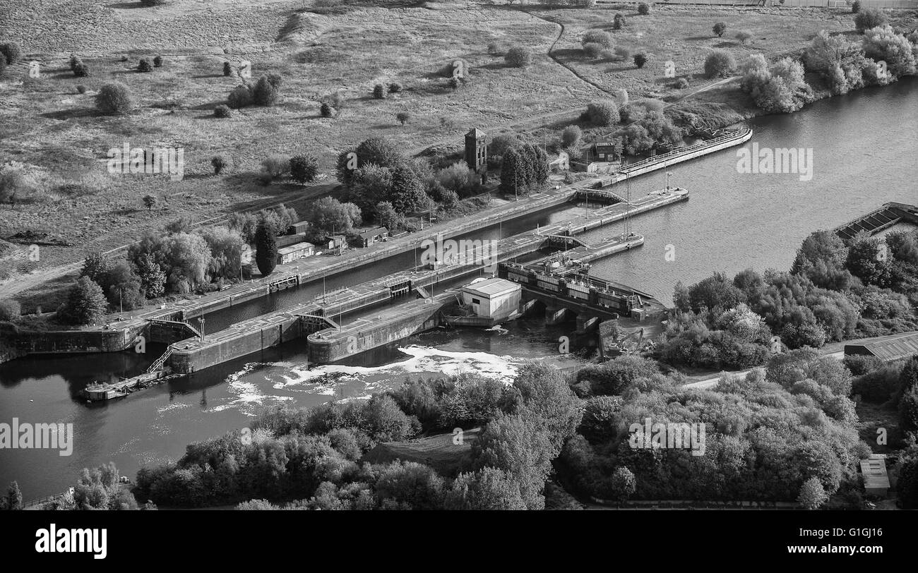 Photo aérienne du Manchester Ship Canal Barton se bloque Banque D'Images