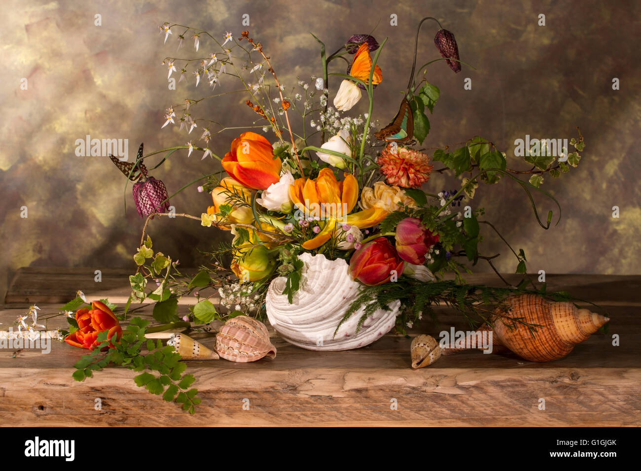 Shell avec fleurs et papillons Banque D'Images