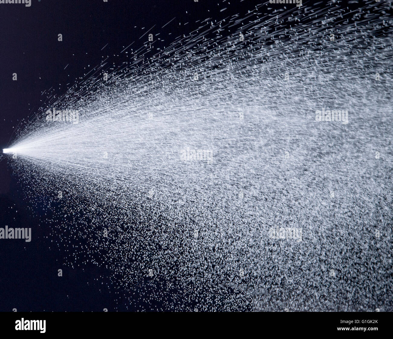 La pulvérisation par jet d'eau sur fond noir Banque D'Images