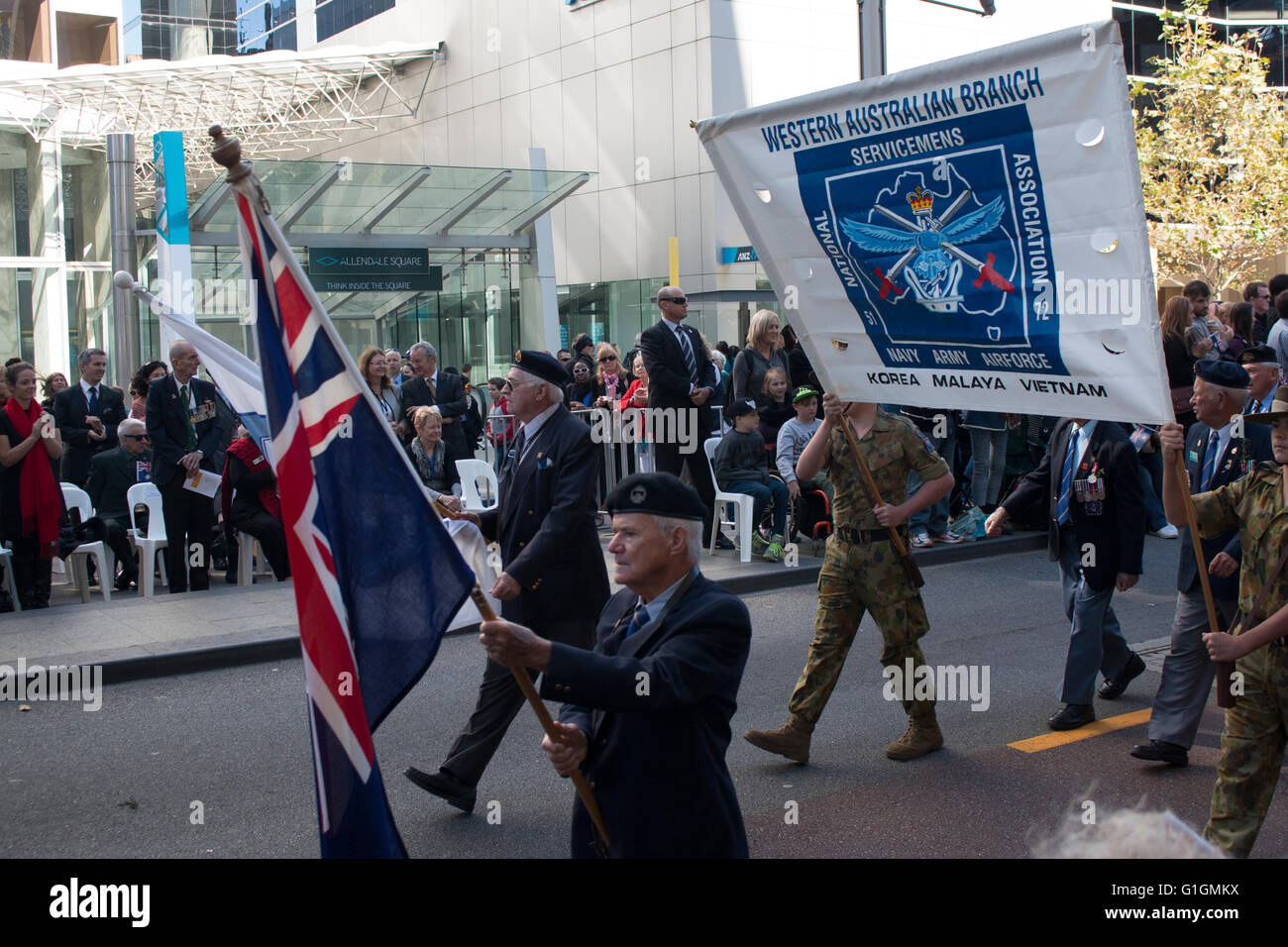 Marche d'anciens combattants dans la journée de l'Anzac Parade 2015 à Perth, Australie Banque D'Images