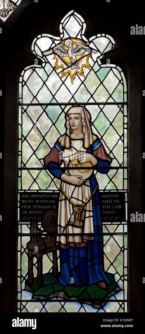 Vertus d'une noble femme vitrail dans l'église Sainte-Croix, Ashton Keynes, Gloucestershire, Angleterre, Royaume-Uni Banque D'Images