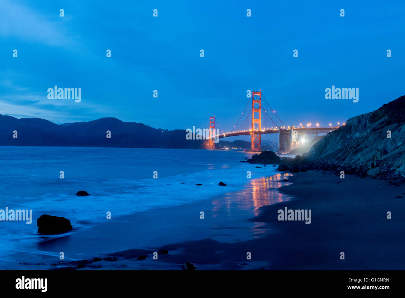 Le Golden Gate Bridge at Dusk / nuit. San Francisco, Californie. USA Banque D'Images