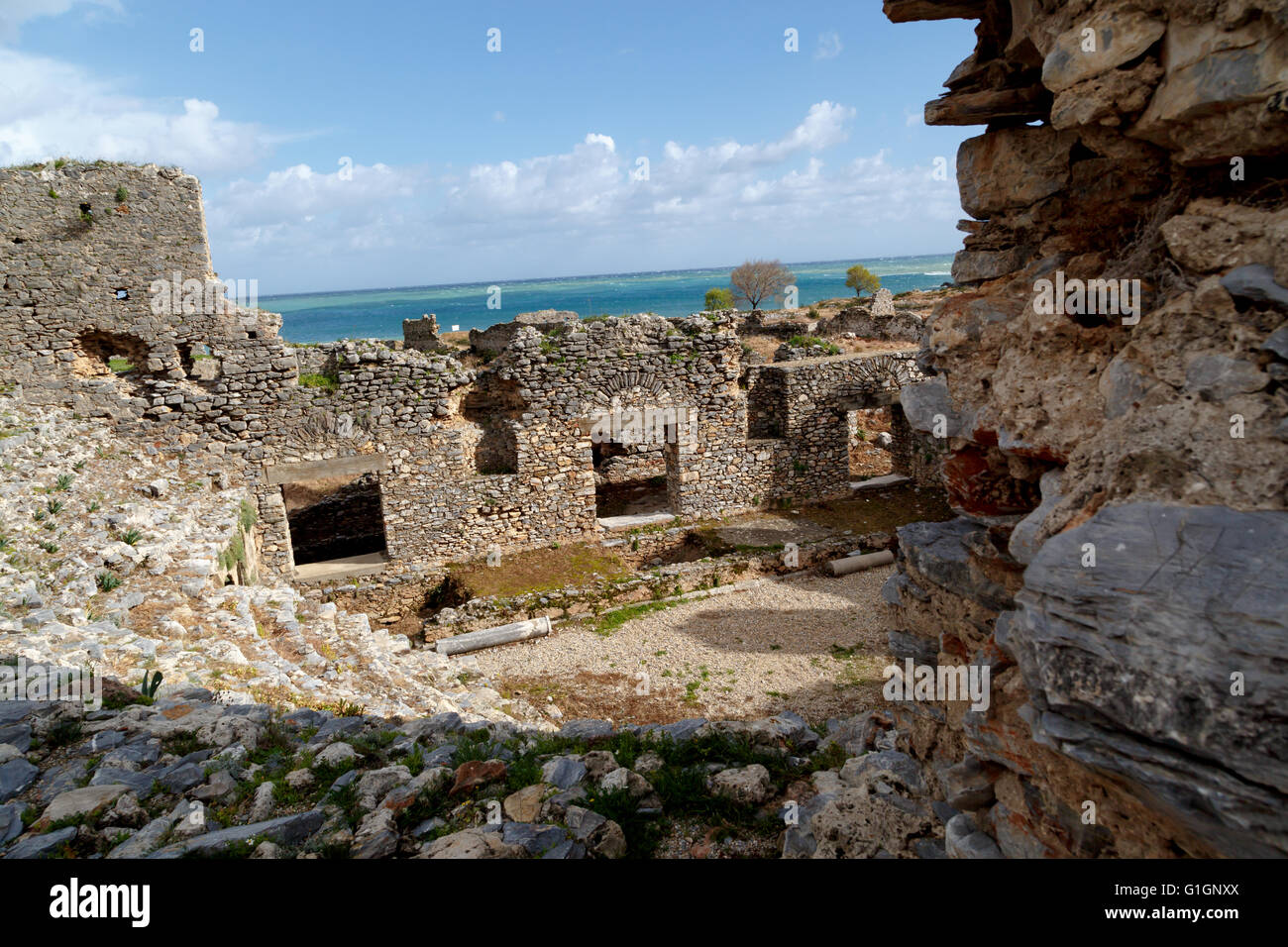 Voir l'historique de l'ancien amphithéâtre dans Anemurium ville ancienne à Mersin, sur fond de ciel bleu nuageux. Banque D'Images