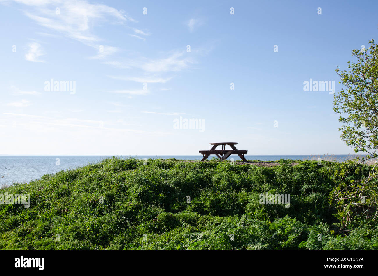 Banc en bois et table à un point de vue sur une colline de seaside au printemps Banque D'Images