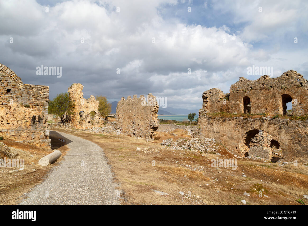 Voir l'historique de l'ancien domaine dans Anemurium ville ancienne à Mersin, sur fond de ciel bleu nuageux. Banque D'Images