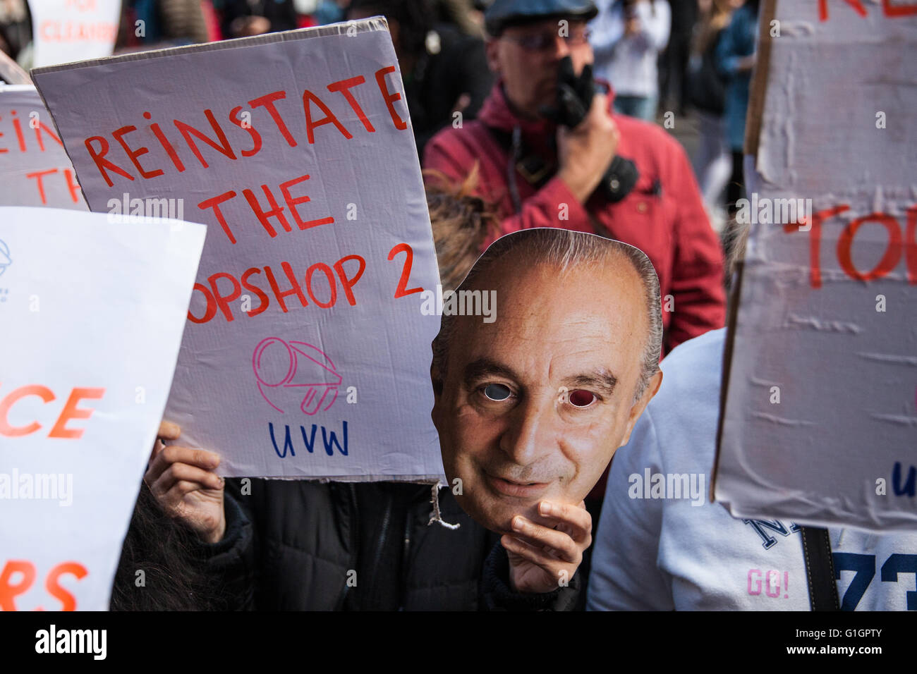 Londres, Royaume-Uni. 14 mai, 2016. Un manifestant est titulaire d'un Sir Philip Green masque et d'un écriteau demandant le rétablissement de la Topshop 2 à l'extérieur une succursale de Topshop d'Oxford Street. Credit : Mark Kerrison/Alamy Live News Banque D'Images