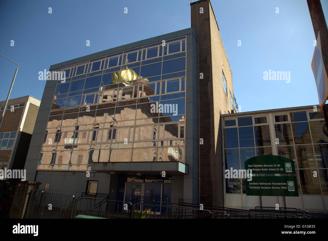 Scotland's premier gurdwara construit à cet effet, pris en compte dans l'avant de l'école gaélique Glasgow Banque D'Images