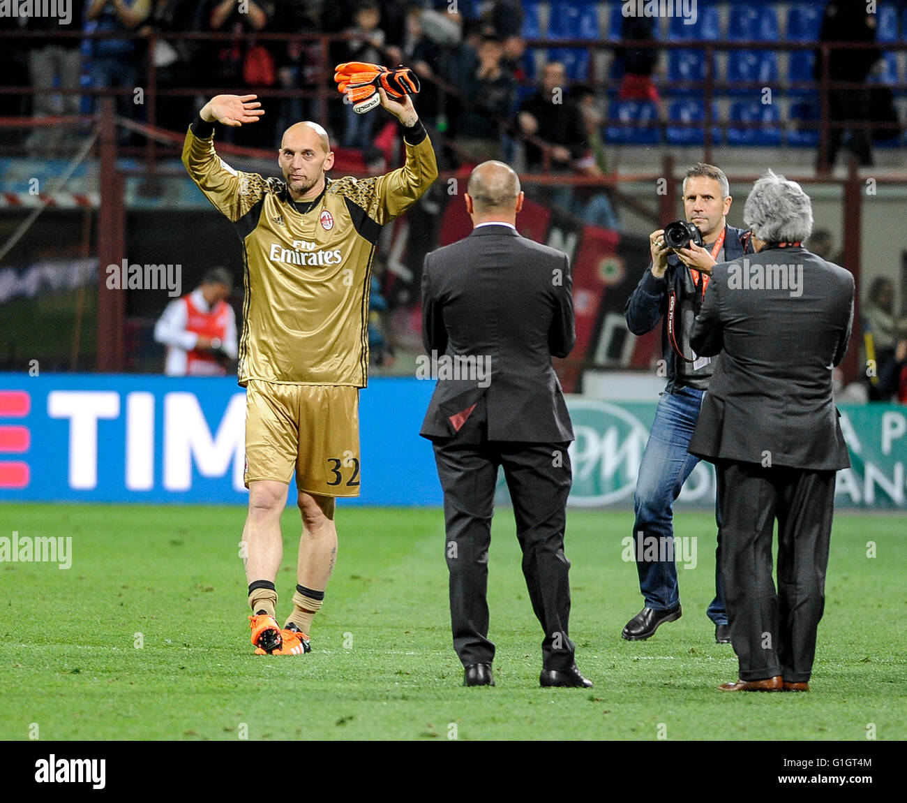 Milan, Italie. 14 mai 2016 : Christian Abbiati cheers les partisans après son dernier match à la fin de la série une footbll match entre l'AC Milan et l'AS Roma. Credit : Nicolò Campo/Alamy Live News Banque D'Images