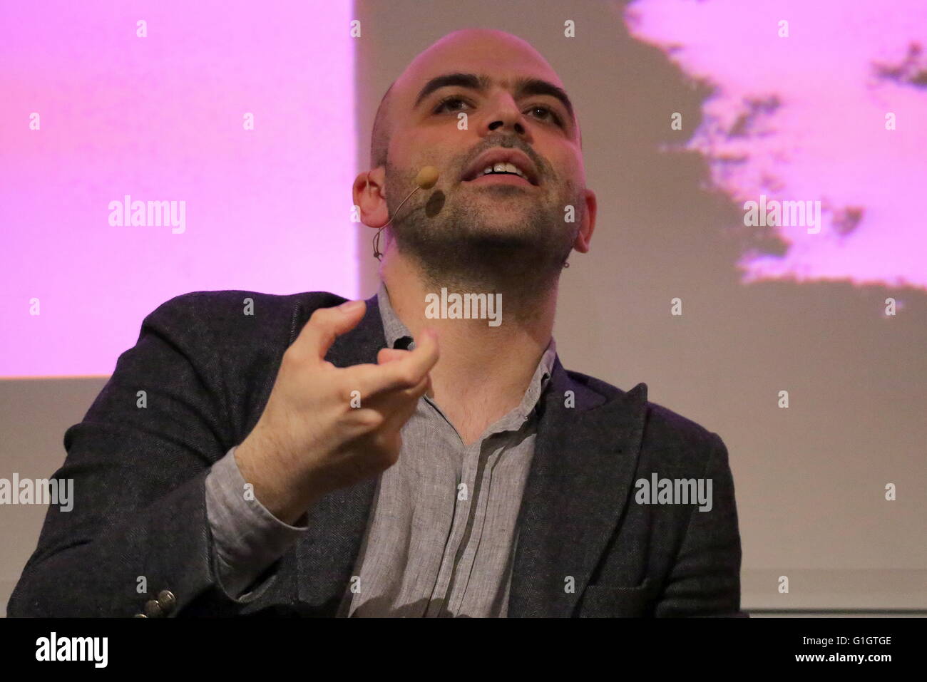 Turin, Italie. 14 mai, 2016. L'écrivain italien Roberto Saviano invité du 28e Salone Internazionale del Libro à dix ans du livre 'Gomorra'. © Massimiliano Ferraro/Pacific Press/Alamy Live News Banque D'Images