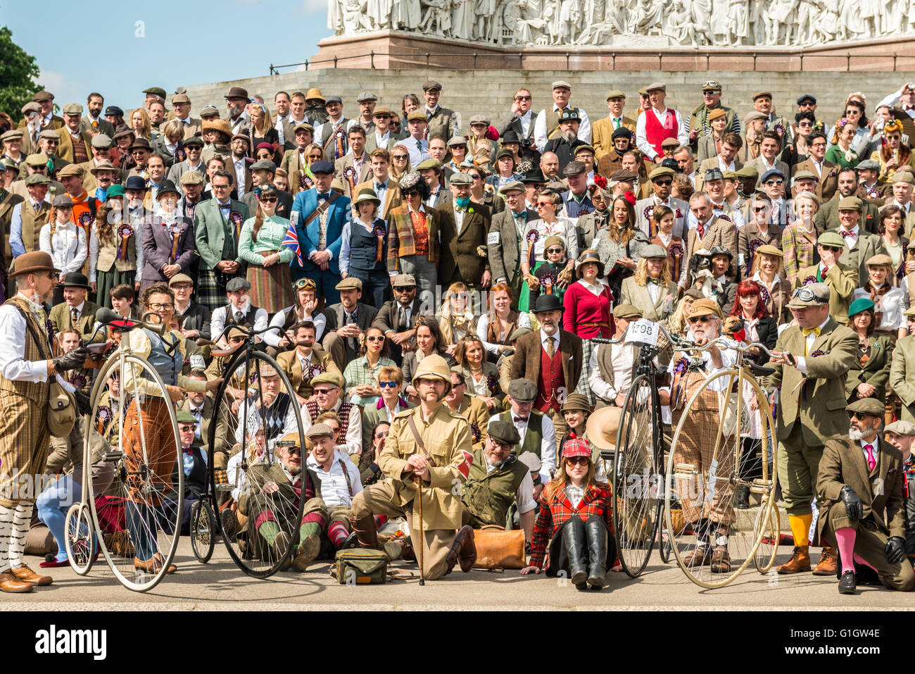 Londres, Royaume-Uni - 14 mai 2016 : Tweed Run (en vélo avec un style) à l'aire de pique-nique près de l'Albert Memorial dans Kensington Gardens, Hyde Park. Crédit photo : Elena groupe Chaykina/Alamy Live News Banque D'Images