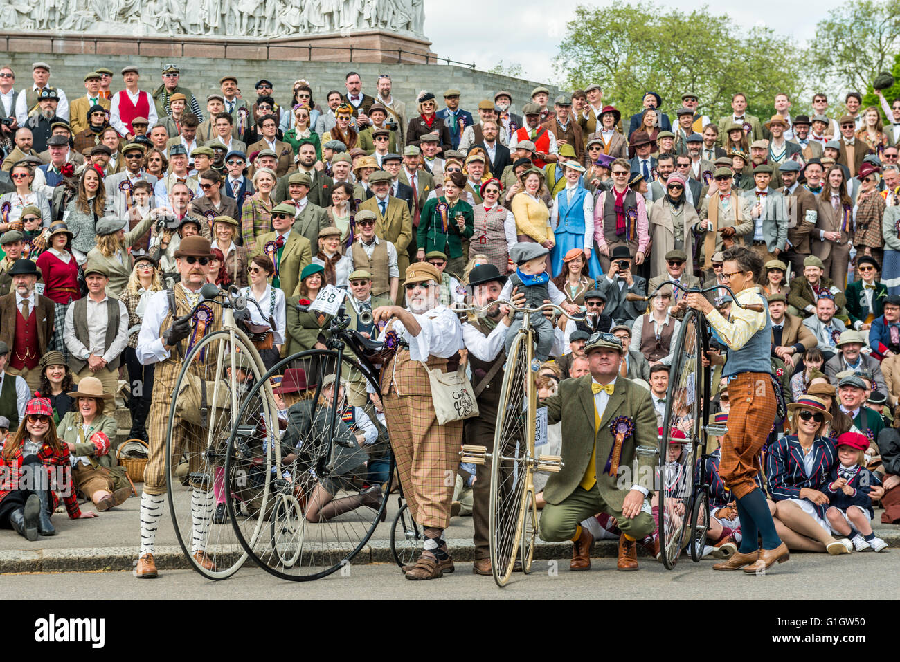 Londres, Royaume-Uni - 14 mai 2016 : Tweed Run (en vélo avec un style) à l'aire de pique-nique près de l'Albert Memorial dans Kensington Gardens, Hyde Park. Crédit photo : Elena groupe Chaykina/Alamy Live News Banque D'Images