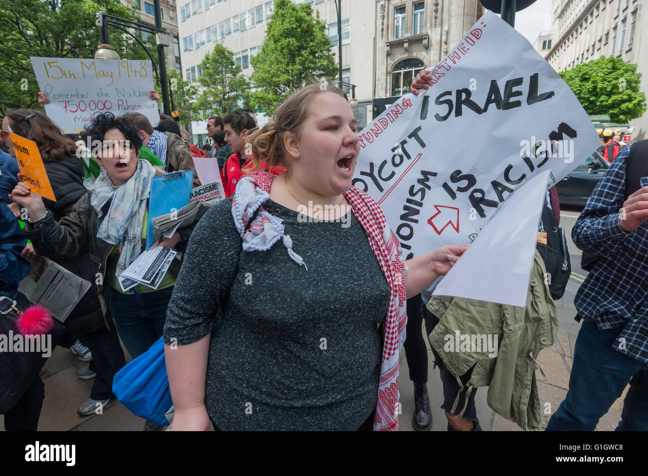 Londres, Royaume-Uni. 14 mai, 2016. Une protestation devant les boutiques soutenir l'état d'Israël fait son chemin le long de la rue Oxford de Marks and Spencers, avec haut-parleurs détaillant la poursuite de l'oppression du peuple palestinien, et s'opposant à toute tentative de criminaliser et de censurer l'anti-sioniste boycott, désinvestissement et sanctions (BDS) mouvement. Un petit groupe de contre-manifestants criaient des insultes et affiche des drapeaux israéliens. Peter Marshall/Alamy Live News Banque D'Images