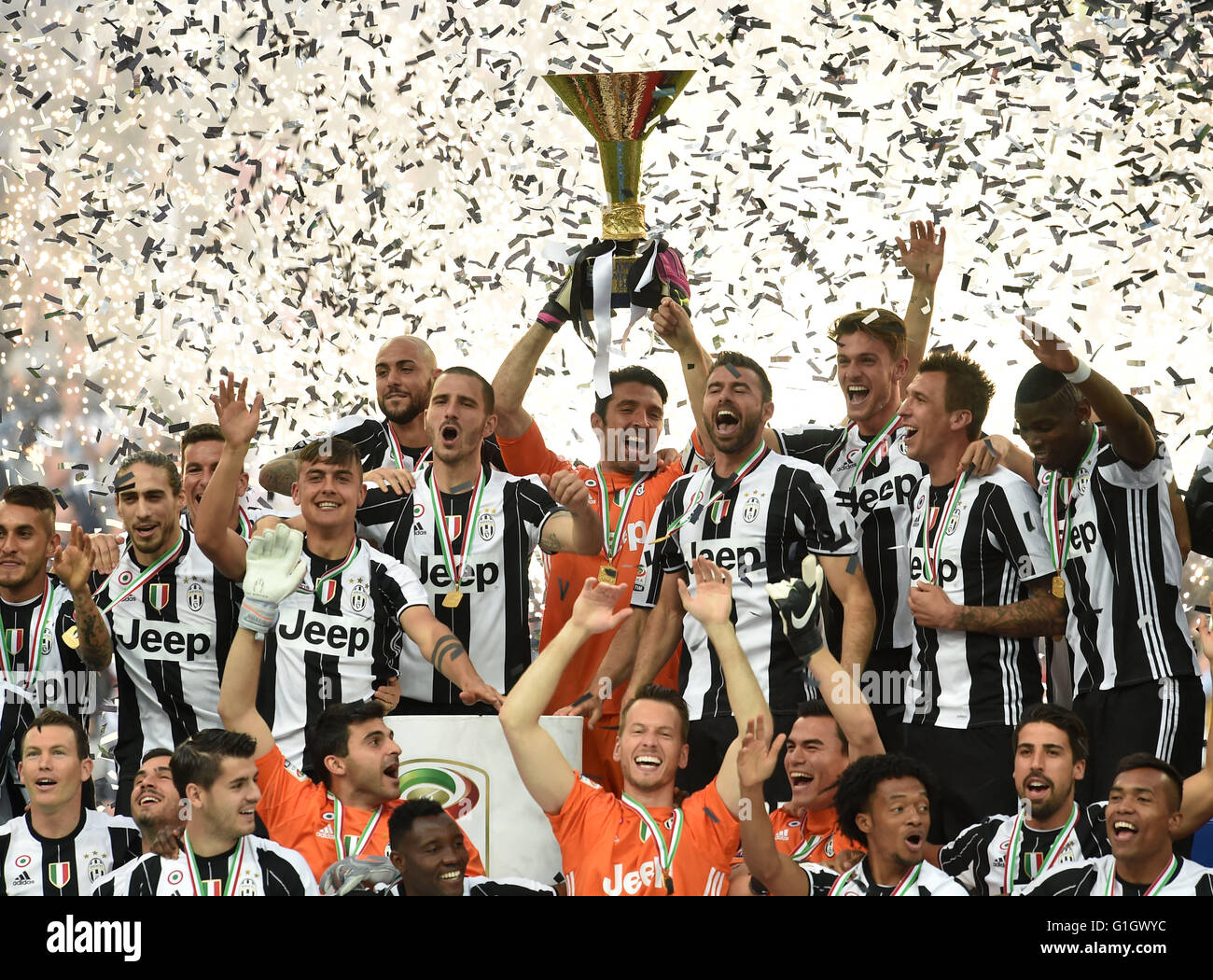 (160515) -- TURIN, 15 mai 2016 (Xinhua) -- la Juventus joueurs célèbrent leur titre de Serie A après un match contre la Sampdoria à Turin, Italie, le 14 mai 2016. (Xinhua/Alberto Lingria) Banque D'Images