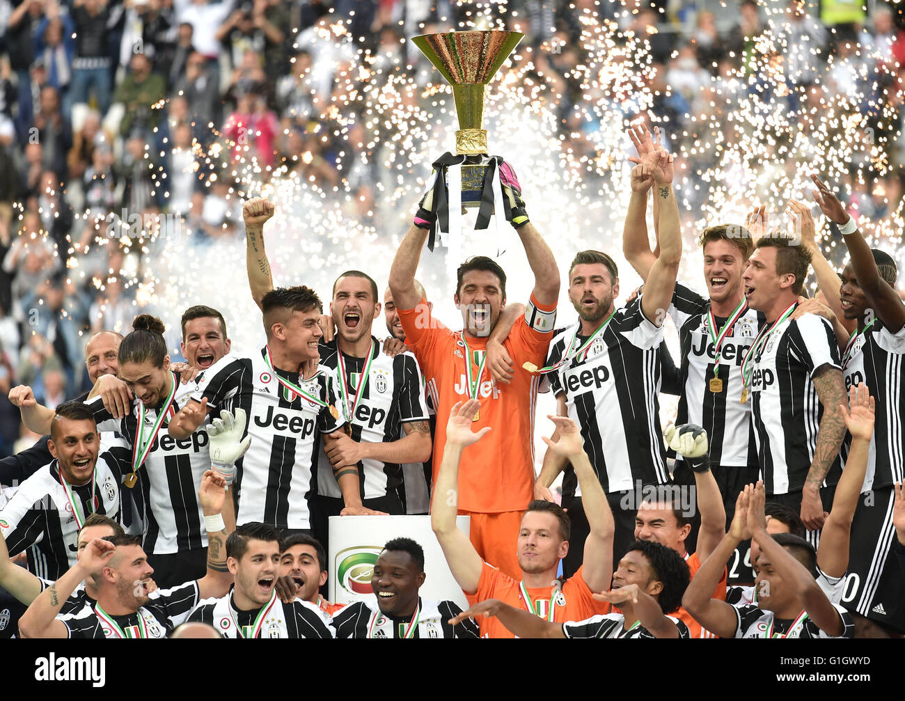 (160515) -- TURIN, 15 mai 2016 (Xinhua) -- la Juventus joueurs célèbrent leur titre de Serie A après un match contre la Sampdoria à Turin, Italie, le 14 mai 2016. (Xinhua/Alberto Lingria) Banque D'Images