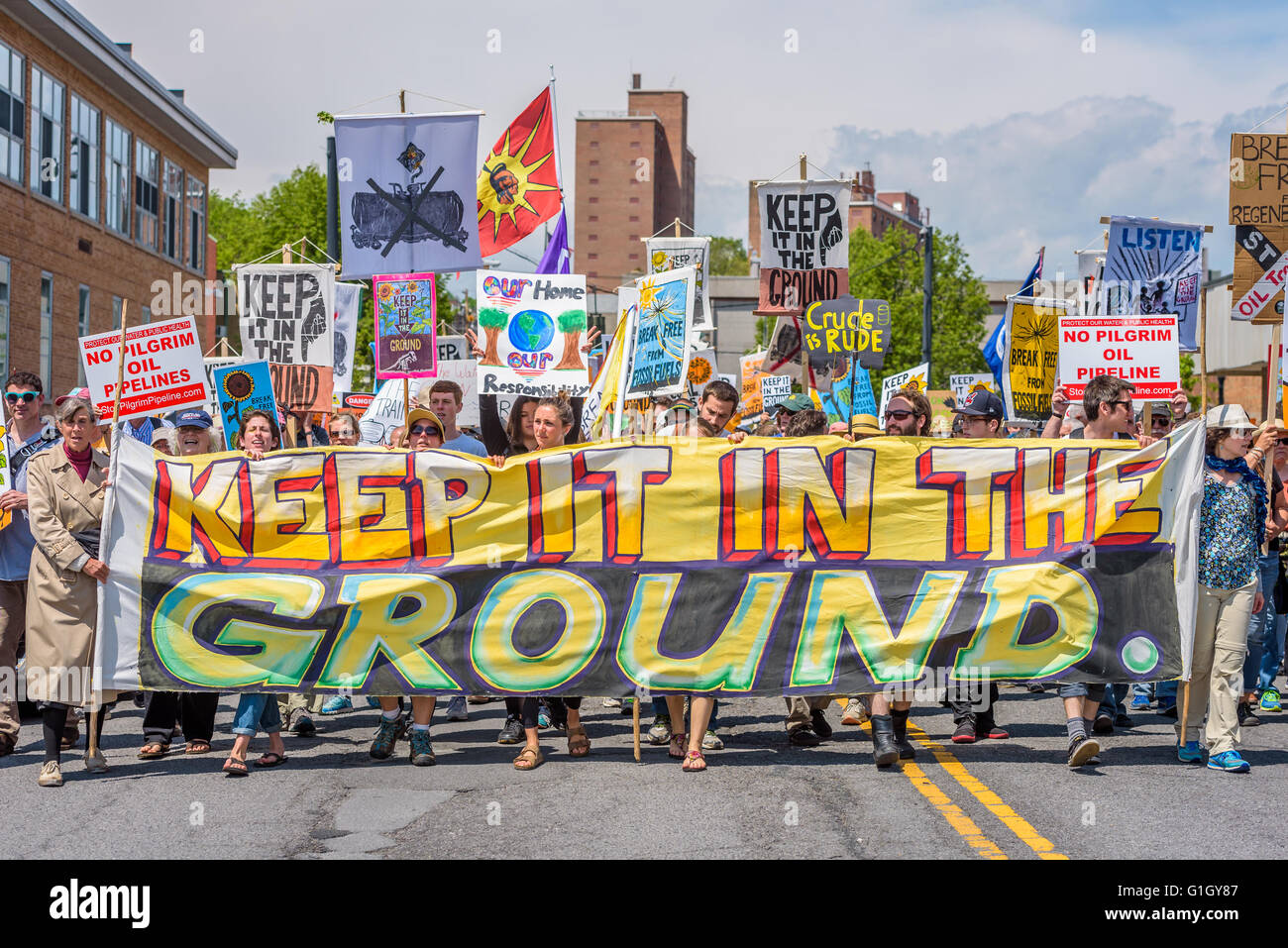 Albany, USA. 14 mai, 2016. Un rassemblement, mars, et la désobéissance civile de masse pour arrêter l'explosif fracturée trains d'huile dans le port d'Albany a eu lieu aujourd'hui par plus de 1 500 personnes, d'Albany et d'aussi loin que le Maine, le Québec et le centre de la Pennsylvanie. Credit : PACIFIC PRESS/Alamy Live News Banque D'Images