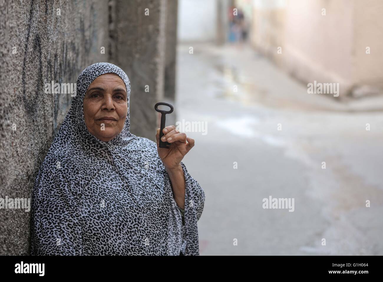(160515) -- Gaza, 15 mai 2016 (Xinhua) -- Une femme réfugiée palestinienne affiche une clé plus longue à l'extérieur de sa maison dans le camp de réfugiés de Jabalia, dans le nord de la bande de Gaza, le 14 mai 2016. Les Palestiniens le dimanche marque le 67e anniversaire de la Nakba, la catastrophe de sens, le jour où l'état d'Israël a été créé. (Xinhua/Wissam Nassar) Banque D'Images