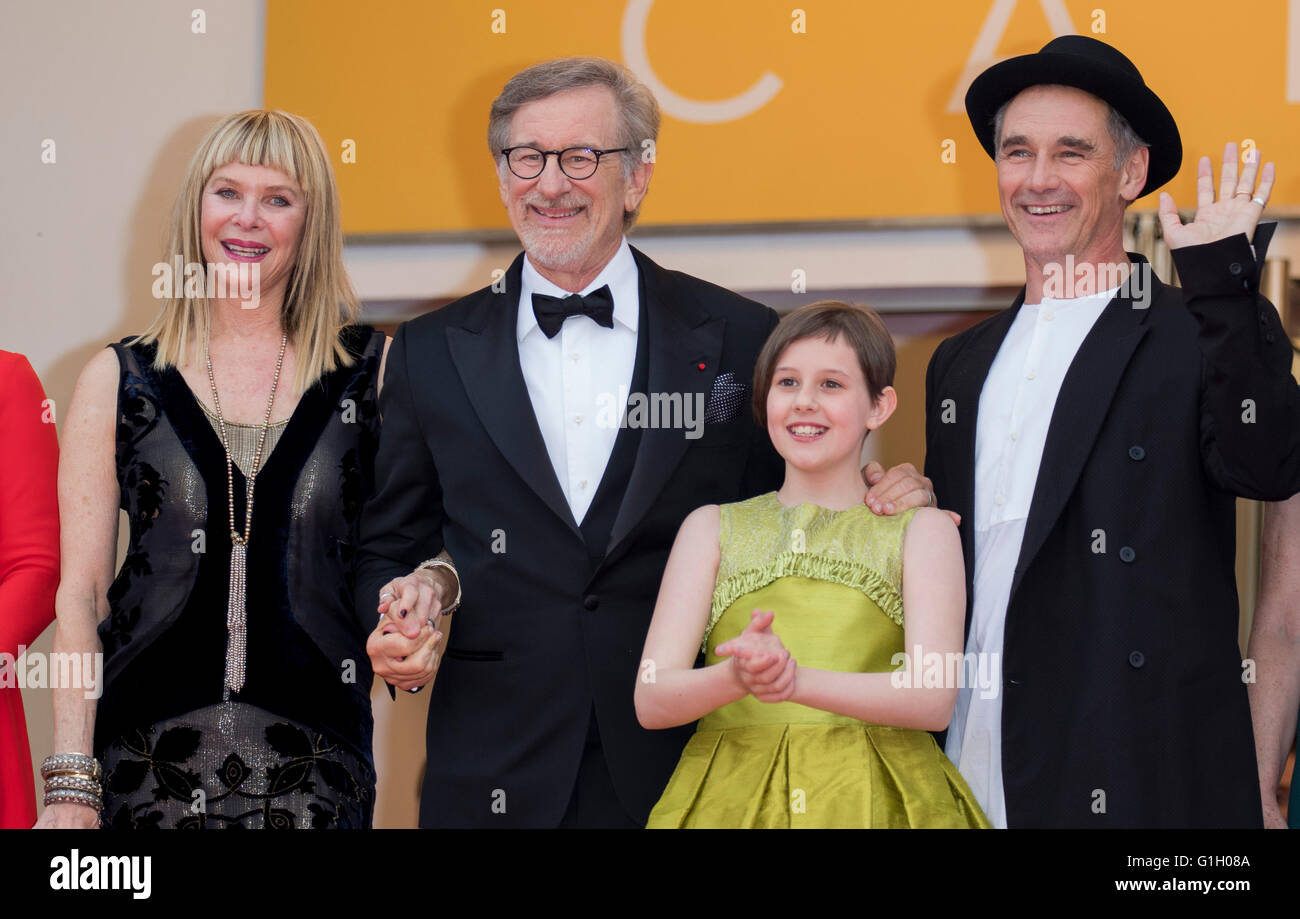 L'actrice Kate Capshaw (l-r), Steven Spielberg, acteurs Ruby Barnhill et Mark Rylance assister à la première de 'La BFG' lors de la 69 e Assemblée annuelle du Festival du Film de Cannes au Palais des Festivals de Cannes, France, le 14 mai 2016. Photo : Hubert Boesl Banque D'Images