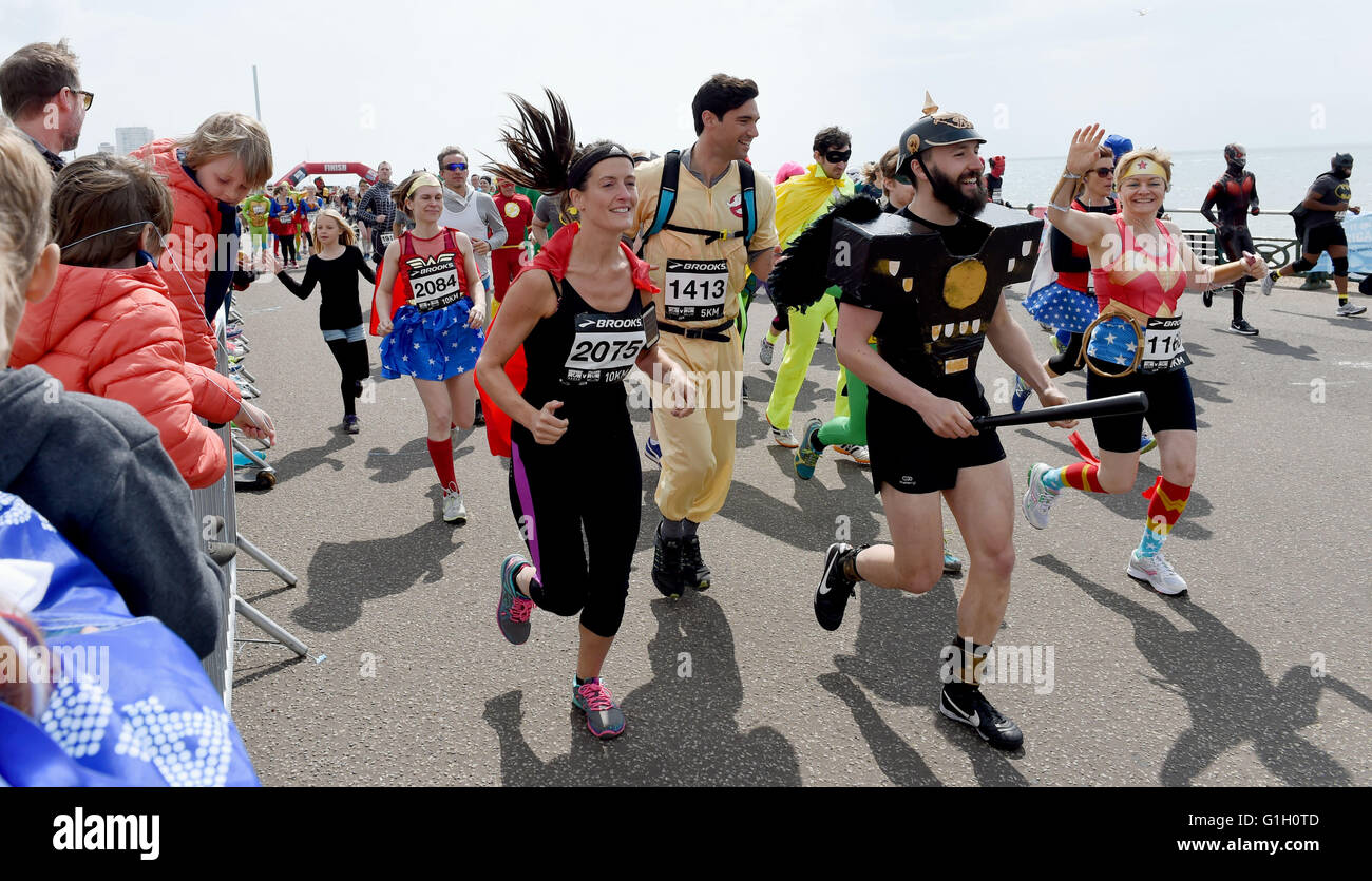 Hove Brighton UK 15 mai 2016 - Des centaines de coureurs participent à l'Heroes v Villains sauver la journée de bienfaisance courir le long du front de mer de Hove aujourd'hui à recueillir de l'argent pour le passer sur l'Afrique Crédit : Simon Dack/Alamy Live News Banque D'Images