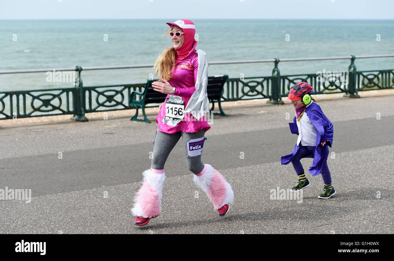 Hove Brighton UK 15 mai 2016 - Des centaines de coureurs dont les enfants prennent part à l'Heroes v Villains sauver la journée de bienfaisance courir le long du front de mer de Hove aujourd'hui à recueillir de l'argent pour le passer sur l'Afrique Crédit : Simon Dack/Alamy Live News Banque D'Images