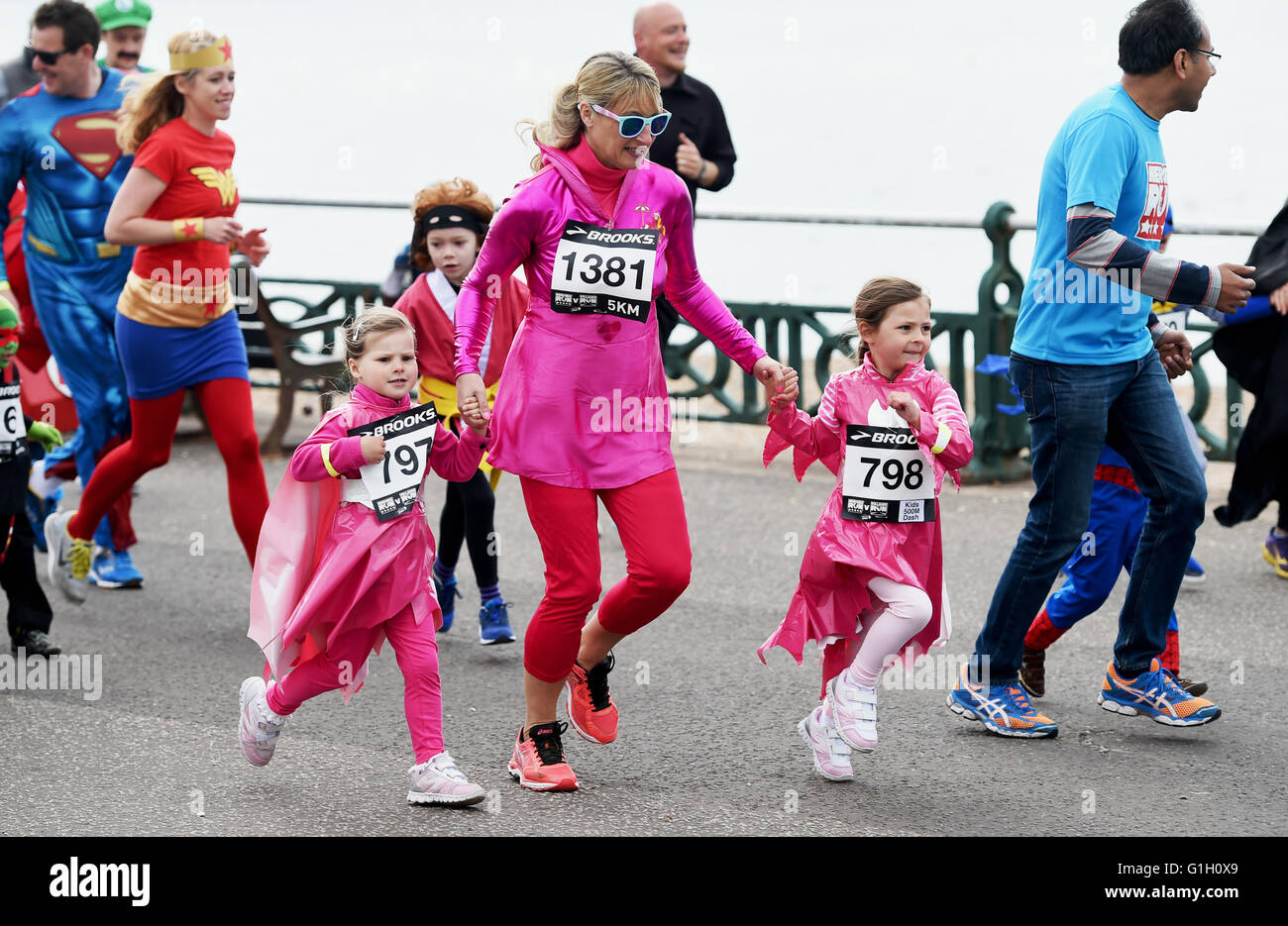 Hove Brighton UK 15 mai 2016 - Des centaines de coureurs dont les enfants prennent part à l'Heroes v Villains sauver la journée de bienfaisance courir le long du front de mer de Hove aujourd'hui à recueillir de l'argent pour le passer sur l'Afrique Crédit : Simon Dack/Alamy Live News Banque D'Images