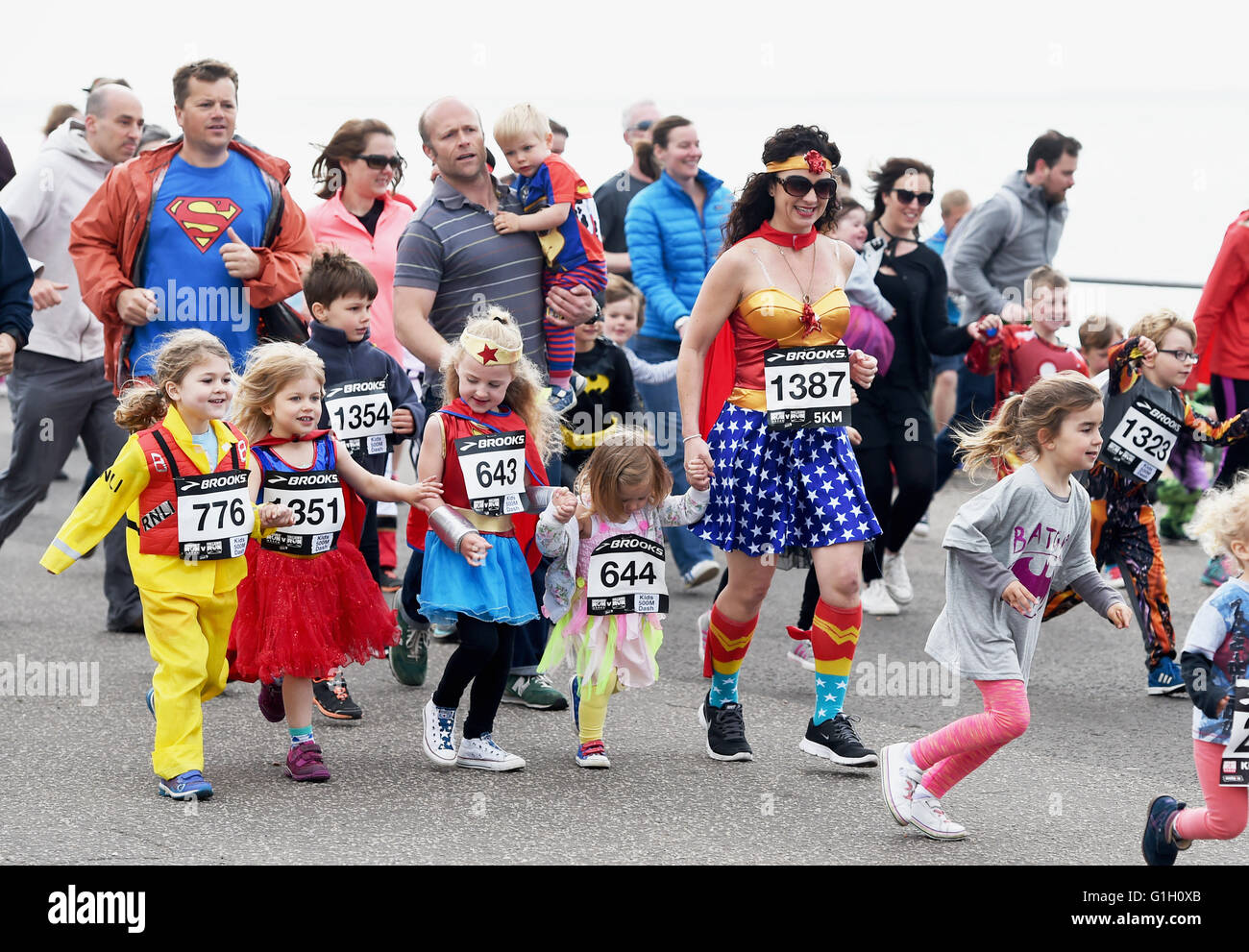 Hove Brighton UK 15 mai 2016 - Des centaines de coureurs dont les enfants prennent part à l'Heroes v Villains sauver la journée de bienfaisance courir le long du front de mer de Hove aujourd'hui à recueillir de l'argent pour le passer sur l'Afrique Crédit : Simon Dack/Alamy Live News Banque D'Images