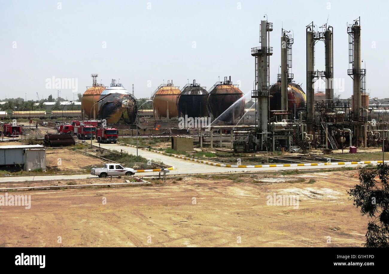 Bagdad, la capitale irakienne de Bagdad. 15 mai, 2016. Les pompiers travaillent dans une usine de gaz après qu'il a été attaqué par l'État islamique (EST) les kamikazes, dans la région de Taji, banlieue nord de la capitale irakienne de Bagdad, le 15 mai 2016. Jusqu'à sept membres de la sécurité et de travailleurs civils ont été tués et 24 autres blessés dimanche, comme les forces de sécurité irakiennes ont déjoué une tentative d'État islamique (EST) kamikazes à saisir et détruire une usine de gaz dans une banlieue nord de Bagdad, une source du ministère de l'Intérieur a dit. Credit : Khalil Dawood/Xinhua/Alamy Live News Banque D'Images