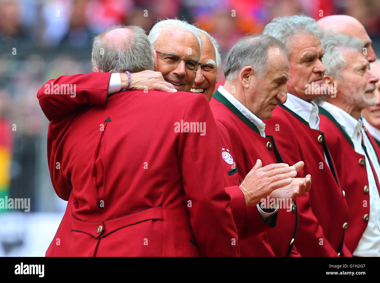 Munich, Allemagne. 14 mai, 2016. Anciens joueurs du Bayern Munich Uli Hoeness (l-r), Franz Beckenbauer, Franz Roth, Georg Schwarzenbeck, Sepp Maier et Paul Breitner assistent à la présentation d'anciens joueurs du Bayern de Munich avant le match de football Bundesliga Bayern Munich vs Hanovre 96 à l'Allianz Arena de Munich, Allemagne, 14 mai 2016. Photo : Karl-Josef Opim/dpa/Alamy Live News Banque D'Images