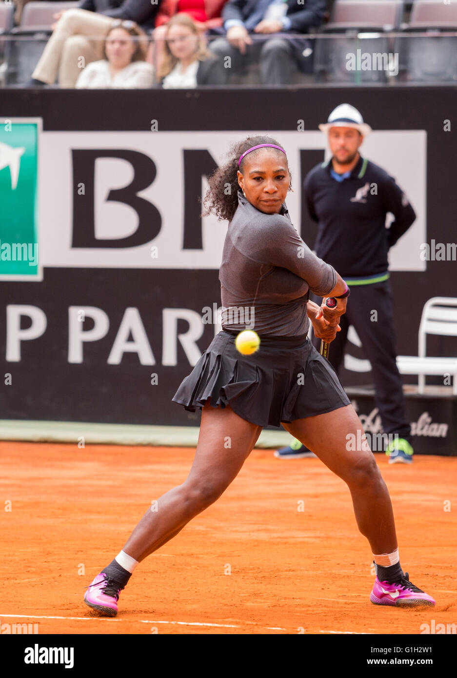 Serena Williams jouant dans la finale des femmes à Rome à la BNL 2016 Internationaux de tennis Banque D'Images