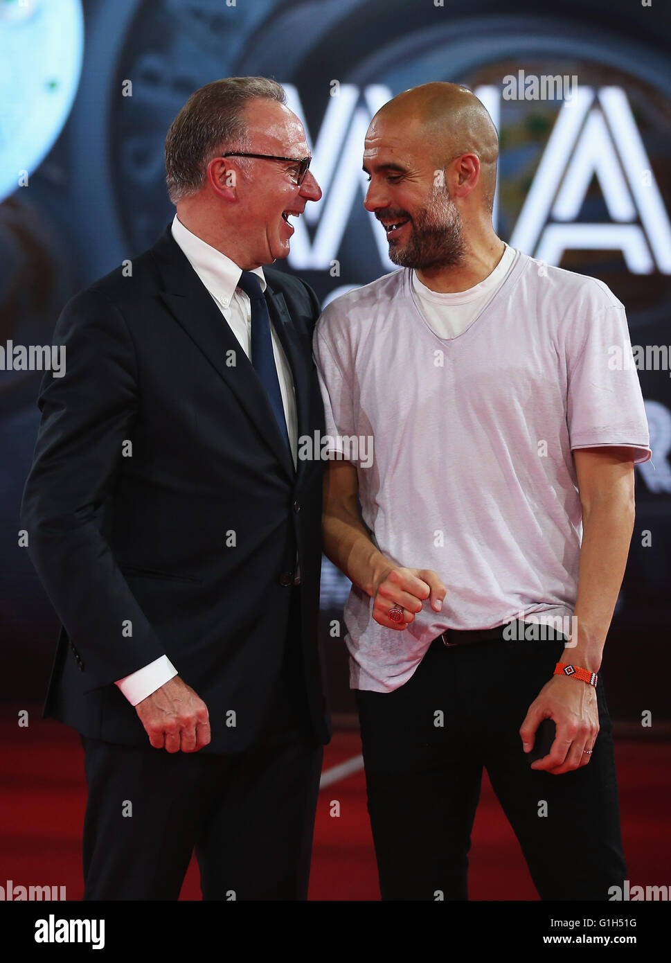 Munich, Allemagne. 14 mai, 2016. Karl-Heinz Rummenigge, président du FC Bayern München parle à l'entraîneur-chef, Pep Guardiola sur scène après avoir reçu leur Championshop sonne pendant le FC Bayern Munich Bundesliga Champions Dîner au Postpalast le 14 mai 2016 à Munich, Bavière. Credit : kolvenbach/Alamy Live News Banque D'Images