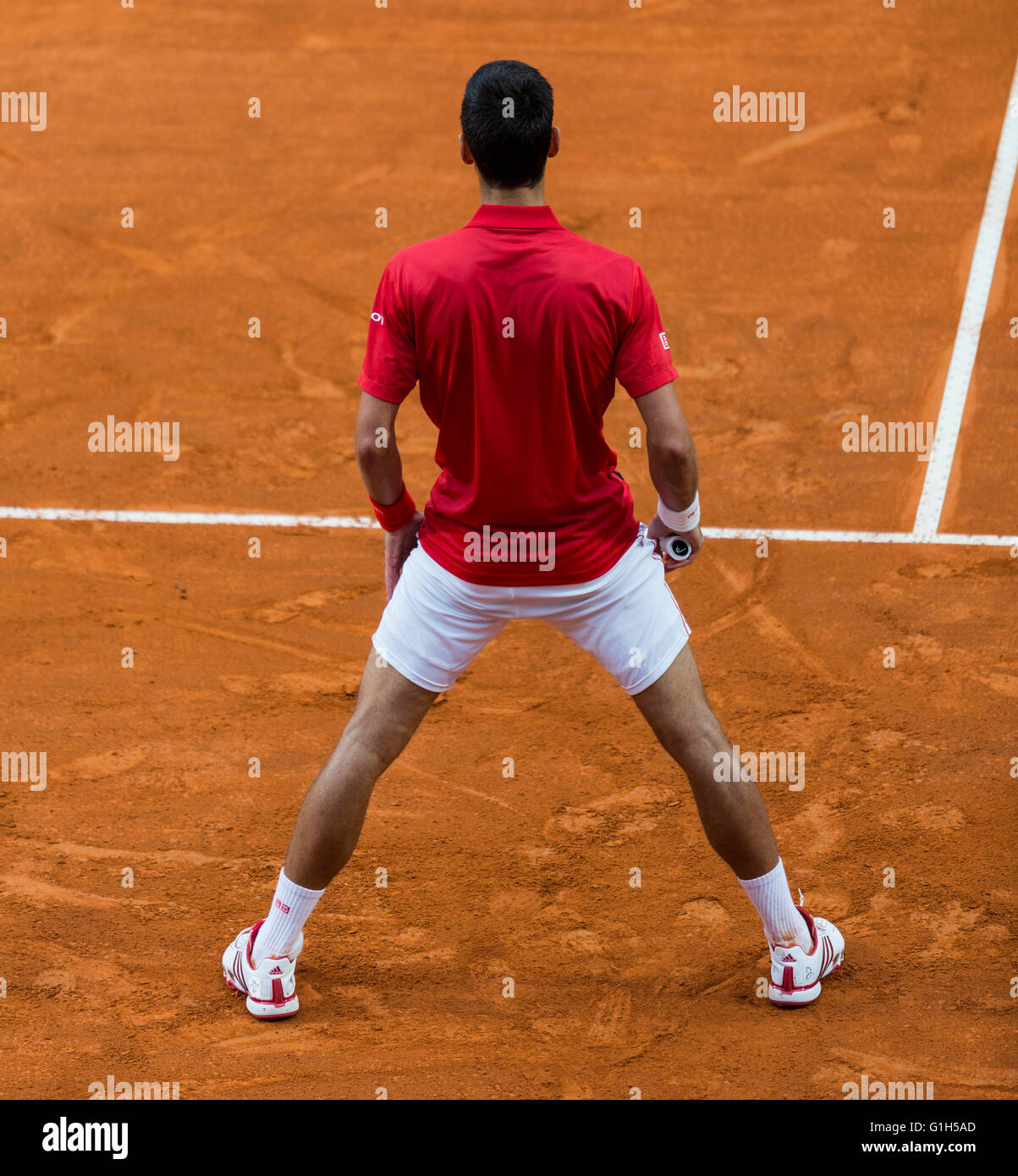 Rome, Italie. 15 mai, 2016. Novak Djokovic est en attente d'Andy Murray pour servir dans la finale de l'ATP WTA tennis les internationaux de Rome 2016 Banque D'Images