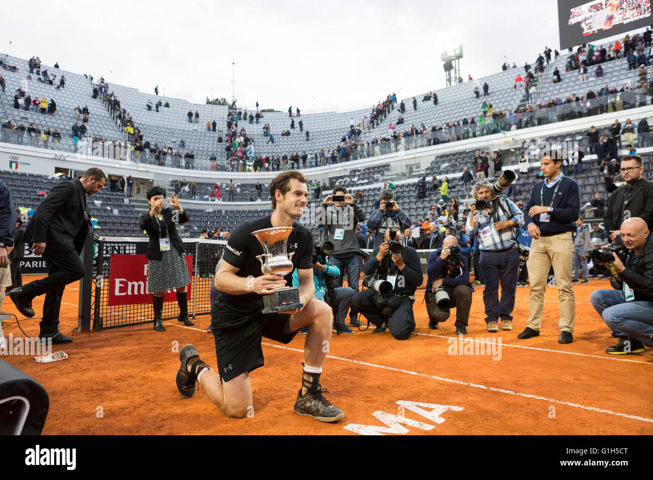 Rome, Italie. 15 mai, 2016. Andy Murray pose pour les photographes avec le trophée du tournoi de tennis de Rome d'internationaux Banque D'Images