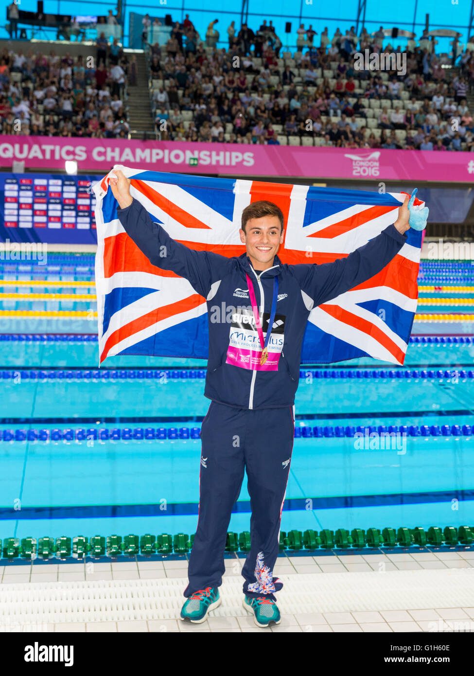 Centre aquatique, Olympic Park, Londres, Royaume-Uni. 15 mai 2016. Le plongeur britannique Tom Daley (Thomas Daley) pose avec le drapeau de l'Union Jack après avoir remporté à la fois la finale de plate-forme de 10 m pour hommes et le trophée de plongée pour hommes. Dans la finale de la plate-forme de 10 m, Tom Daley remporte l'or avec 570.50 points, devant Viktor Minibaev de Russie avec 424.60 points et un deuxième russe, Nikita Shleikher avec 480.90 points aux championnats européens de plongée, LEN European Aquatics Championships, Londres, Royaume-Uni, Aquatics Centre Stratford, Londres, Angleterre, Royaume-Uni. Credit: Imagetraceur News et Sports/Alamy Live News Banque D'Images