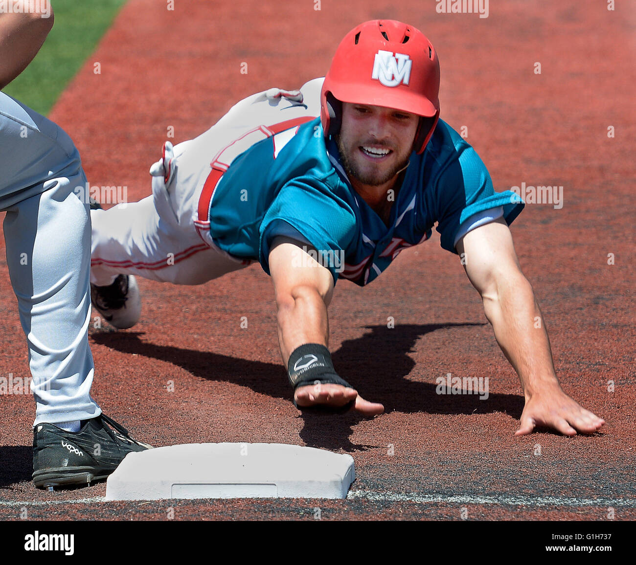 Usa. 15 mai, 2016. SPORTS -- Les Lobos" Luis Gonzalez dives retour en toute sécurité à première base pendant le match contre le Nevada le dimanche 15 mai, 2016. © Greg Sorber/Albuquerque Journal/ZUMA/Alamy Fil Live News Banque D'Images