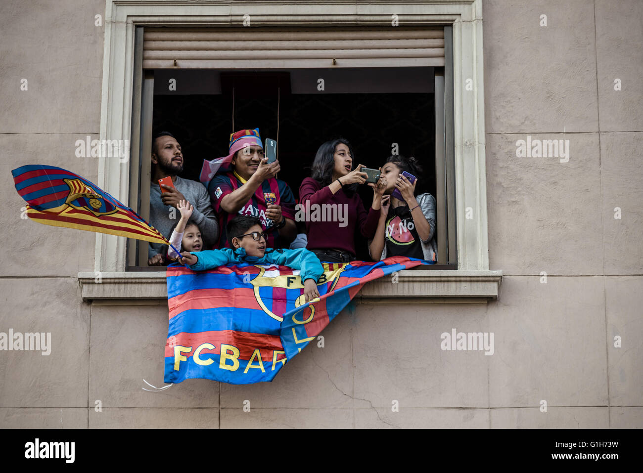 Barcelone, Catalogne, Espagne. 15 mai, 2016. "Se réunir à leurs supé' fenêtre pour suivre le FC Barcelone, le bus à toit ouvert revue de la victoire après avoir remporté le 24e titre de ligue de football espagnol dans l'histoire du club Crédit : Matthias Rickenbach/ZUMA/Alamy Fil Live News Banque D'Images